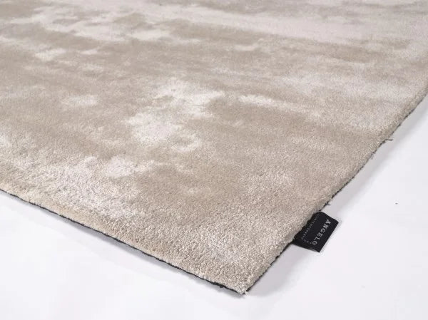 Tapis beige en viscose photographié en angle, mettant en valeur ses contours et sa finition