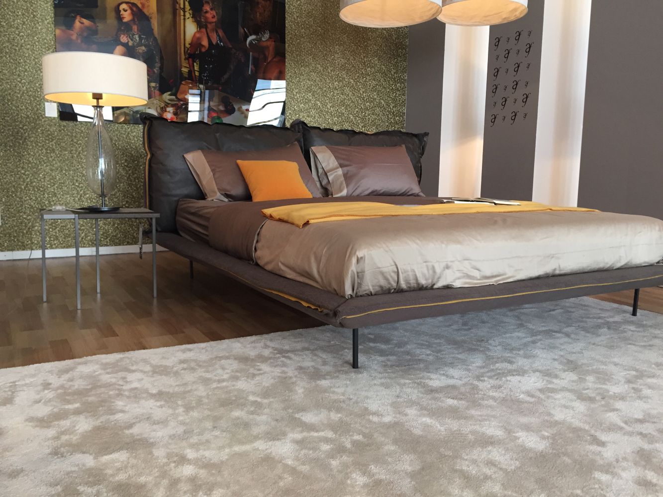 Tapis beige en viscose placé dans une chambre, créant une ambiance cosy et apaisante