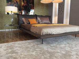 Tapis beige en viscose placé dans une chambre, créant une ambiance cosy et apaisante