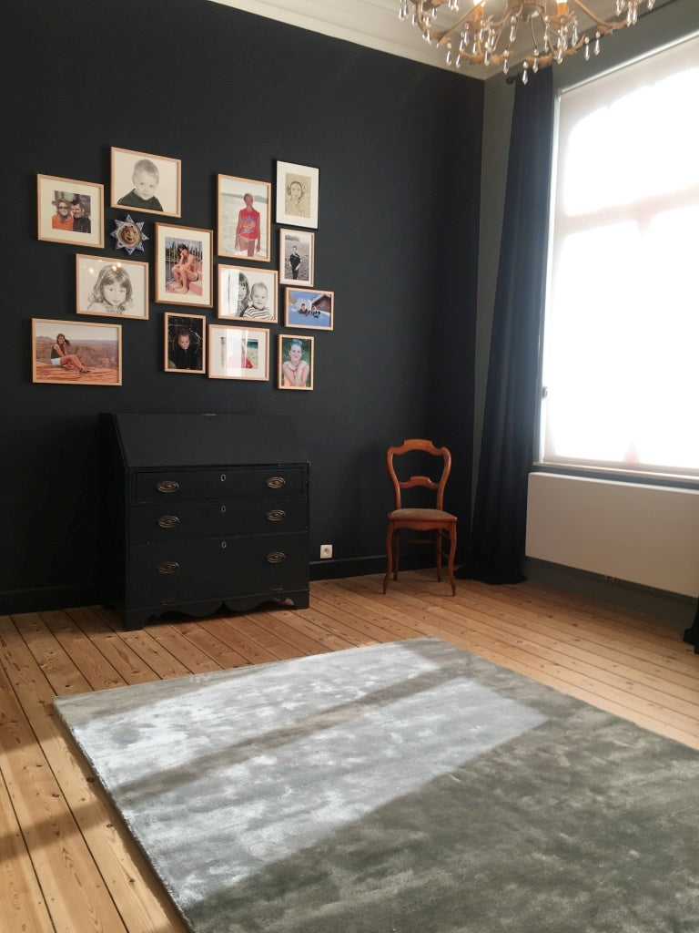 Tapis gris en viscose intégré dans un intérieur minimaliste, apportant chaleur et raffinement