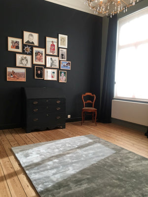 Tapis gris en viscose intégré dans un intérieur minimaliste, apportant chaleur et raffinement
