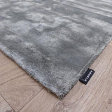 Vloerkleed grijs van viscose – Annamitique – detail van de rand