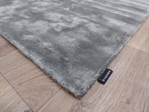 Tapis gris rectangulaire en viscose, angle vu de coin, finitions nettes