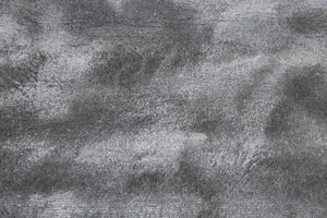 Gros plan sur la texture brillante du tapis gris en viscose, fibres fines et soyeuses