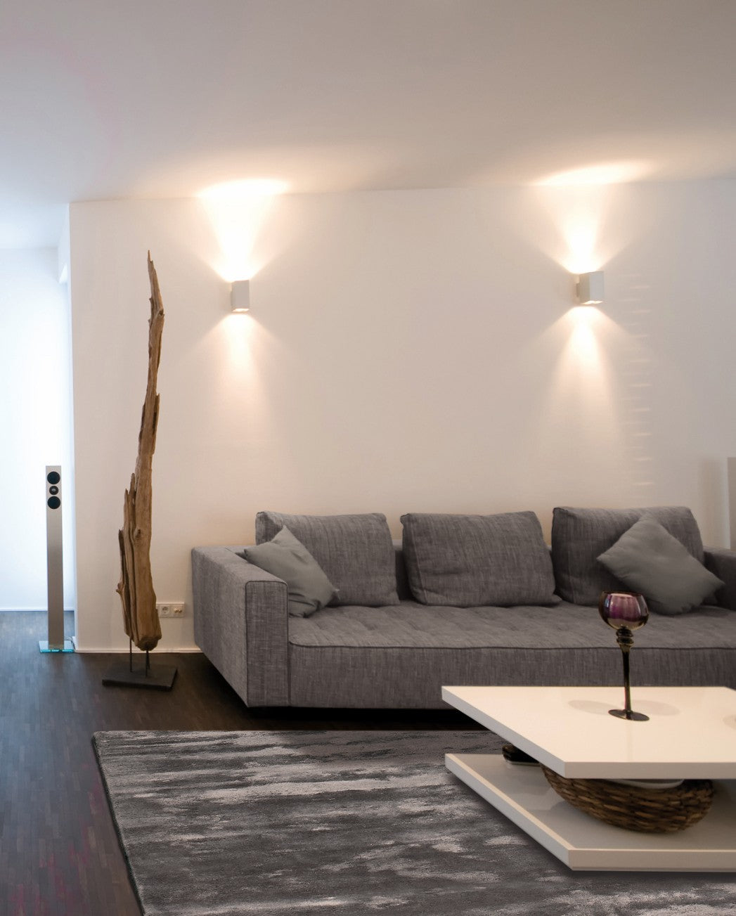 Tapis en viscose gris intégré dans un salon moderne, apportant une touche élégante et raffinée à la décoration intérieure