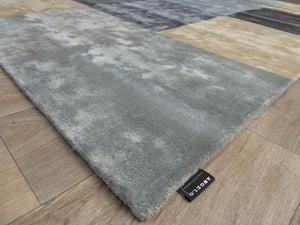 Tapis Élégant Brillant en viscose, motif damier multicolore, aperçu depuis un coin