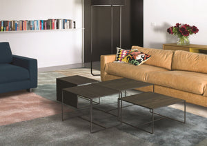 Tapis Élégant Brillant en viscose, motif damier multicolore, apportant chaleur et sophistication à un salon contemporain