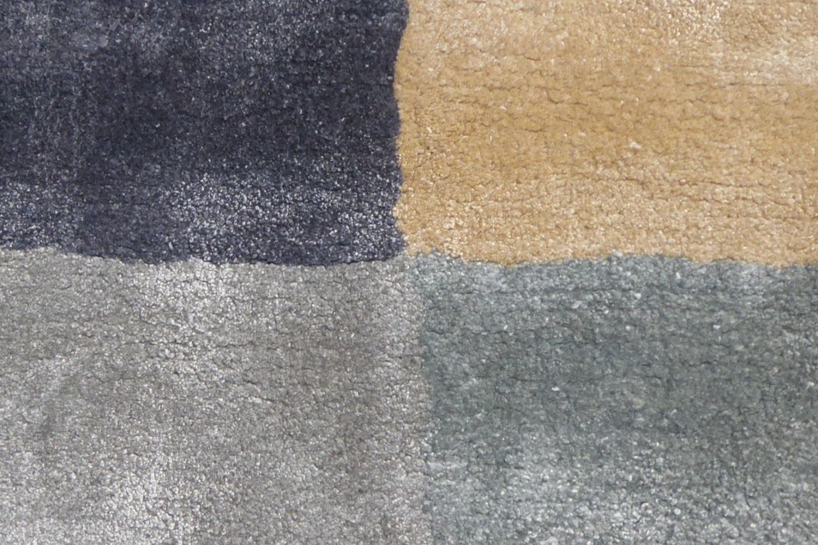 Gros plan sur le Tapis Élégant Brillant en viscose, montrant les reflets soyeux et la finesse du motif damier multicolore