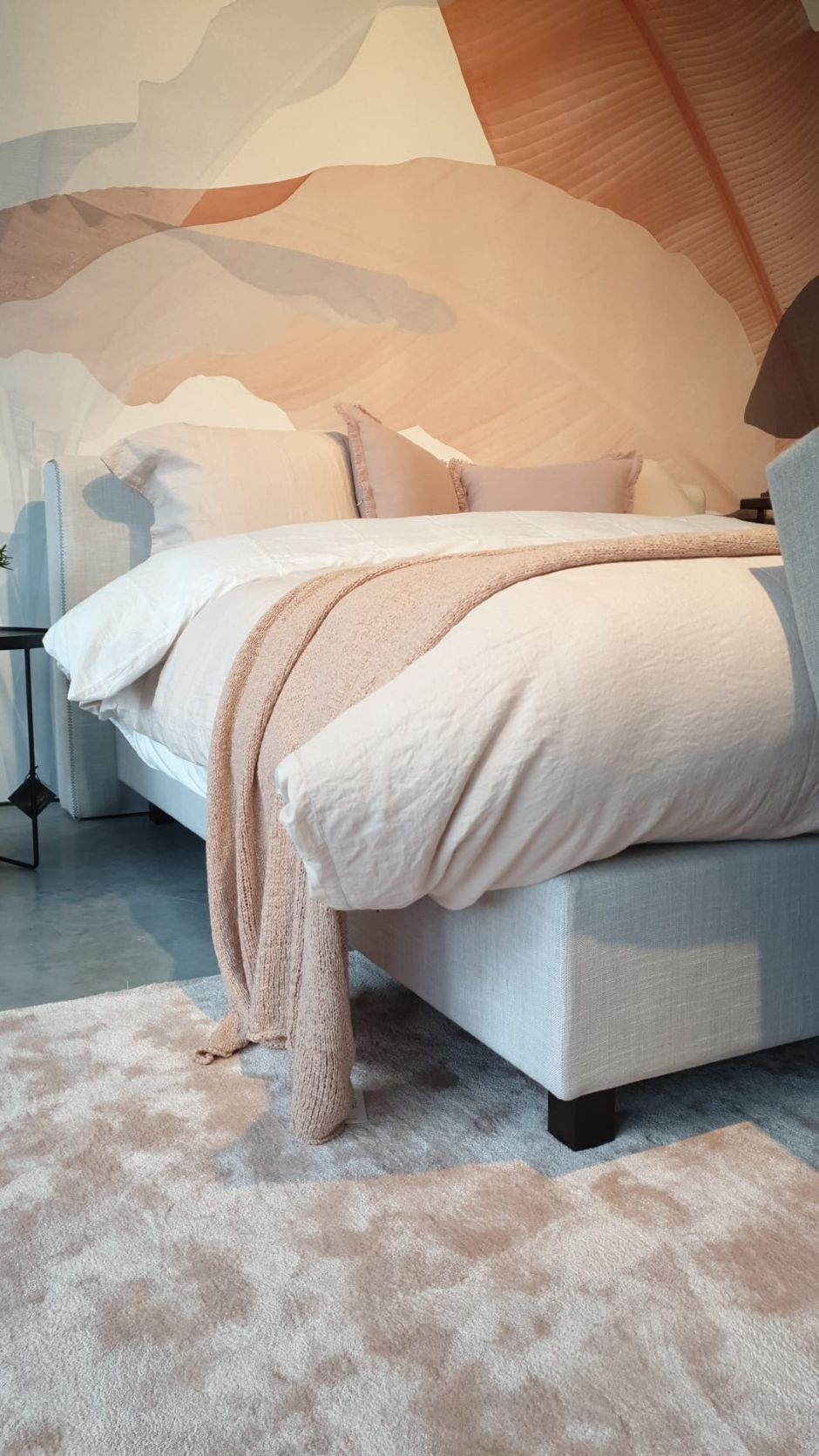 Tapis rose élégant et brillant en viscose tuftée dans une chambre moderne – ambiance chaleureuse et raffinée avec un sol habillé de douceur et de brillance