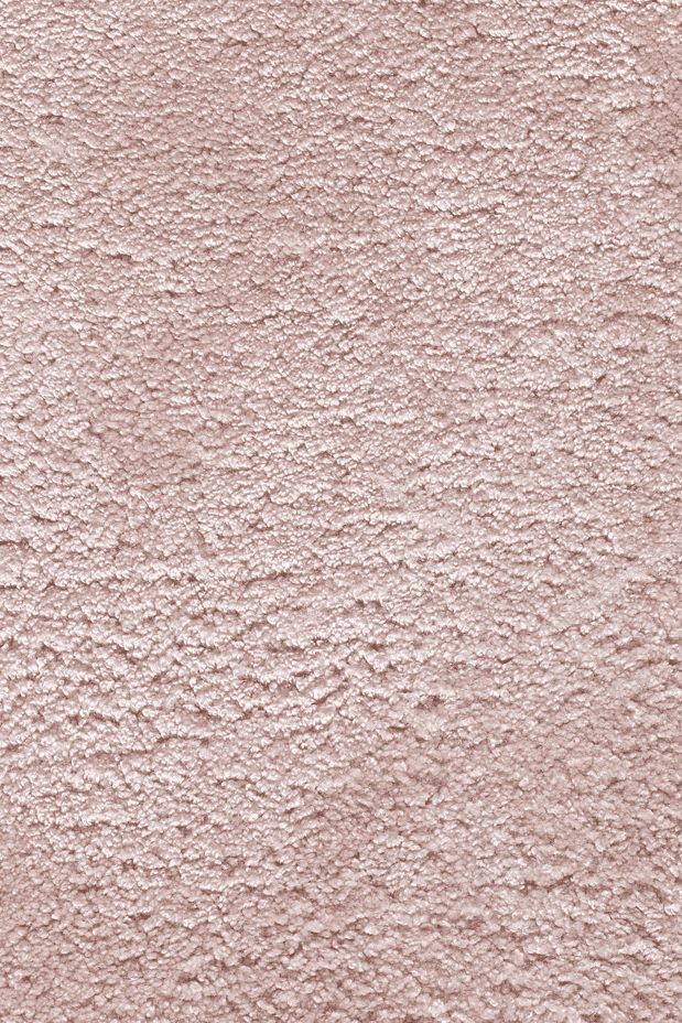 Gros plan sur le tapis rose en viscose tuftée – détails de la texture soyeuse et des reflets lumineux