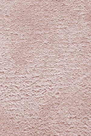 Gros plan sur le tapis rose en viscose tuftée – détails de la texture soyeuse et des reflets lumineux