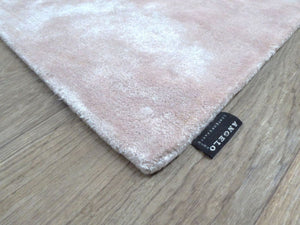 Tapis rose brillant en viscose tuftée – détail d’un coin mettant en valeur la finition élégante et la qualité du tuftage
