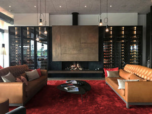 Tapis rouge en laine et viscose intégré dans un salon, ambiance chaleureuse et élégante