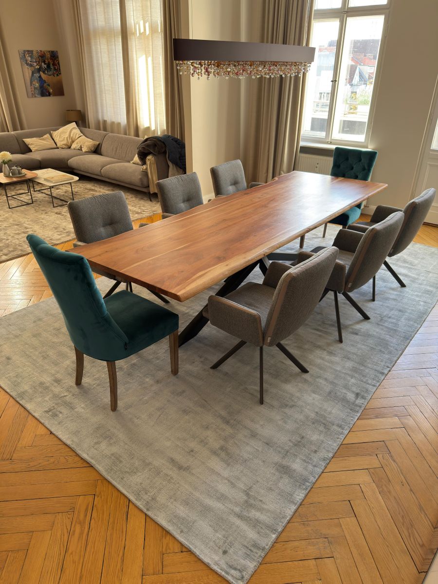 Tapis gris clair élégant en viscose, apportant une touche de raffinement et de lumière à une salle à manger contemporaine