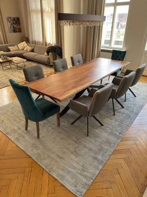 Tapis gris clair élégant en viscose, apportant une touche de raffinement et de lumière à une salle à manger contemporaine