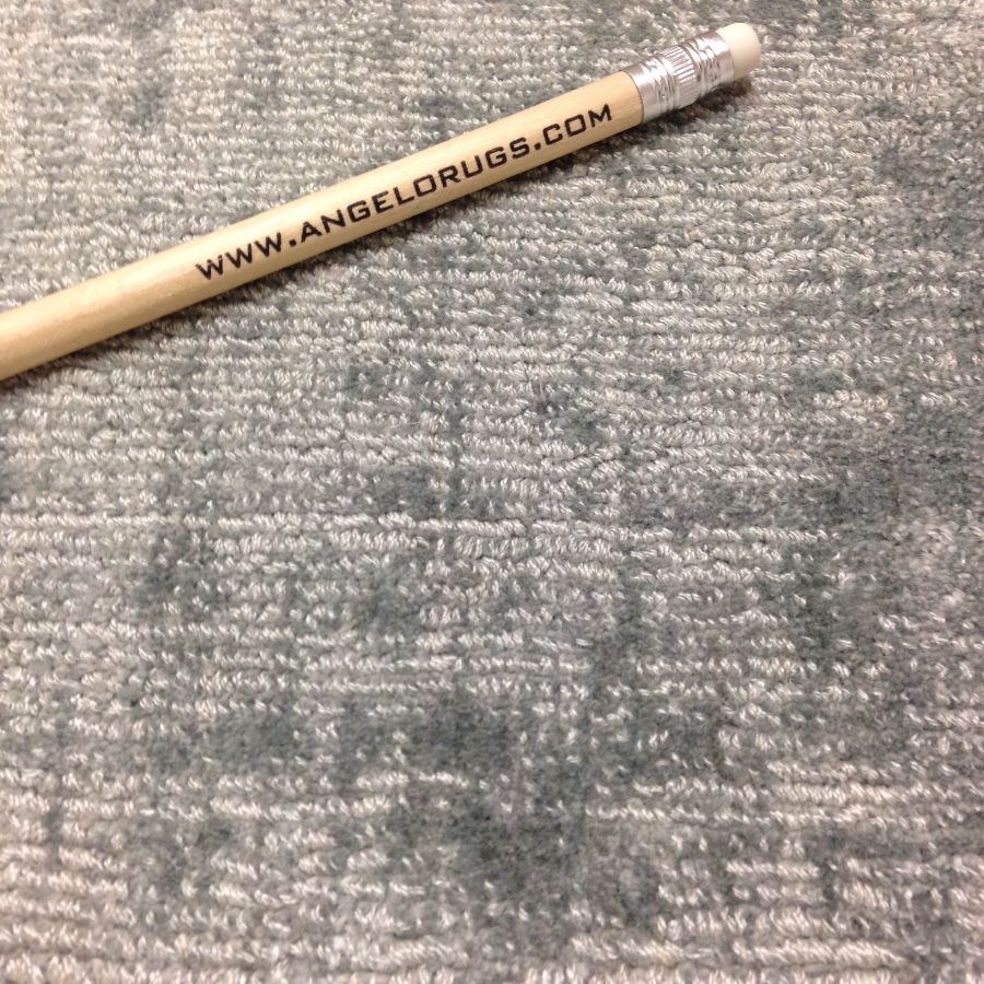 Gros plan sur la texture du tapis en viscose gris clair – surface brillante, douce et raffinée