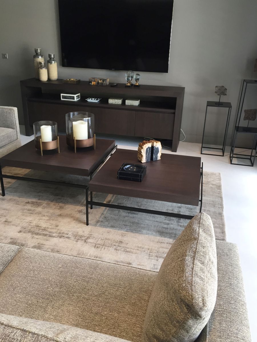 Tapis en viscose sable intégré dans un salon élégant, apportant une touche raffinée et chaleureuse à la pièce