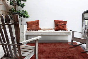 Tapis rouge luxueux en viscose intégré dans un salon moderne naturel, ajoutant chaleur et élégance à la pièce