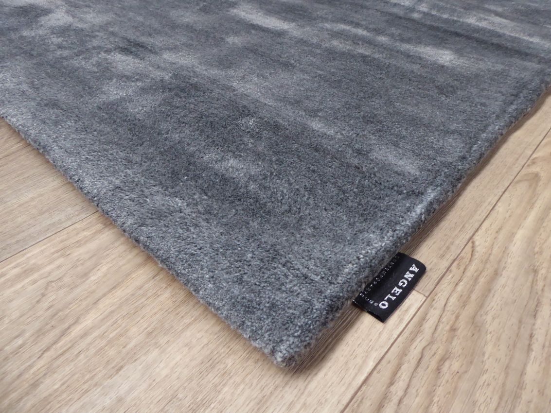 Tapis blanc gris laine viscose — vue de coin montrant l’épaisseur et le tissage