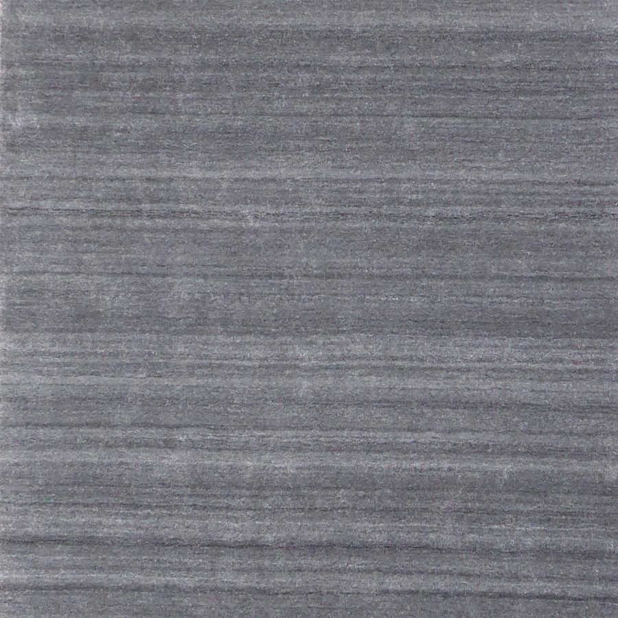 Zoom sur le tapis en laine et viscose — détail de la texture et du motif blanc gris