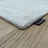 Light Grey Wool & Viscose Rug – Mutza – close-up of the edge