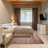 Alfombra terracota beige de lana y poliamida – Magnifique, en un dormitorio