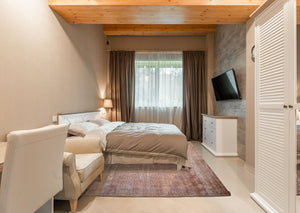 Ambiance intérieure avec tapis terracotta et beige élégant dans une chambre – décor chaleureux