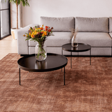 Alfombra terracota beige de lana y poliamida – Magnifique, en un salón