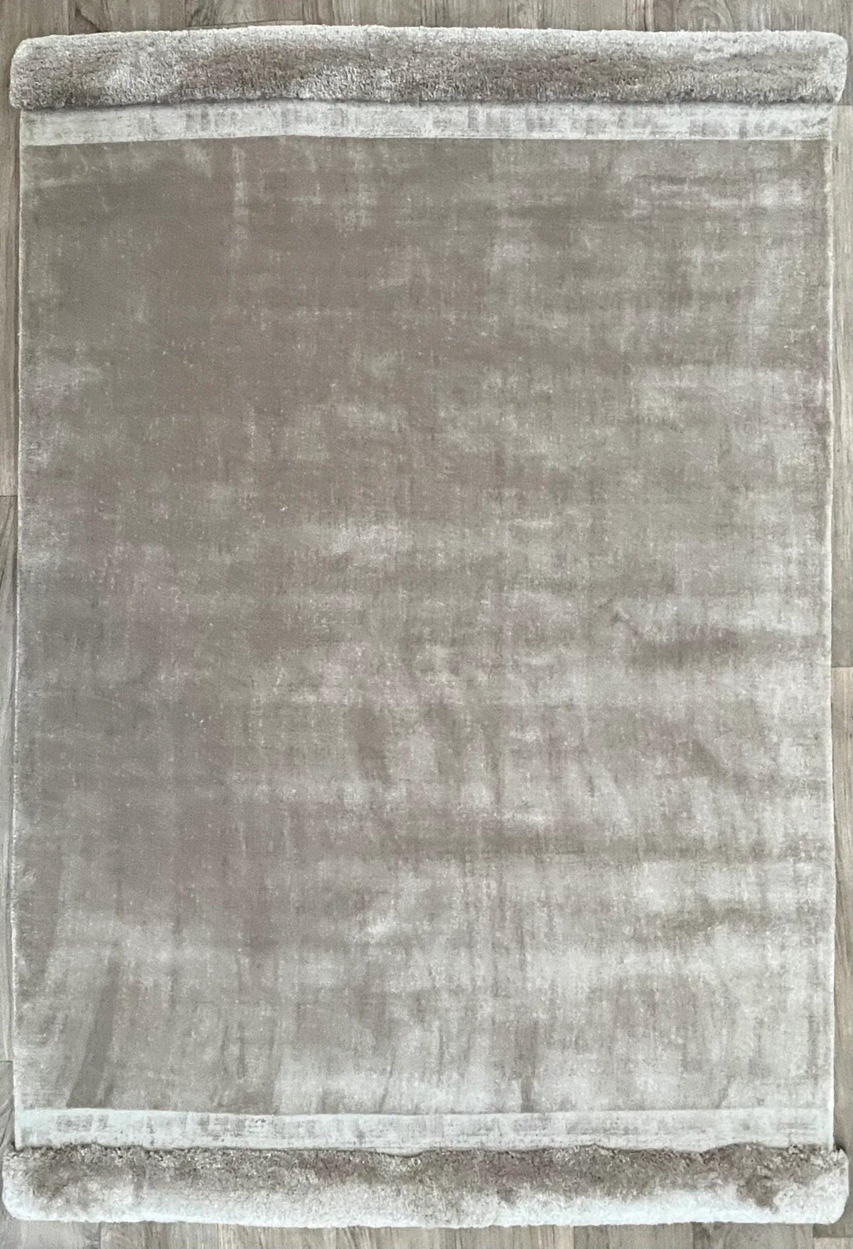 Tapis design gris en polyester – Fliz : vue d'ensemble du tapis