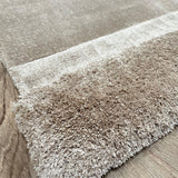 Tapis design gris en polyester – Fliz : détail de la bordure