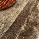 Tapis marron en polyester – Fliz : détail de la bordure