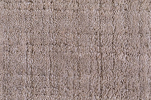 Gros plan sur la texture tissée du tapis rose pâle en PET recyclé, mettant en avant détails du motif subtil à carreaux