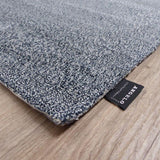 Teppich Weiß und Blau aus Viskose – Pixel – Detail der Kante