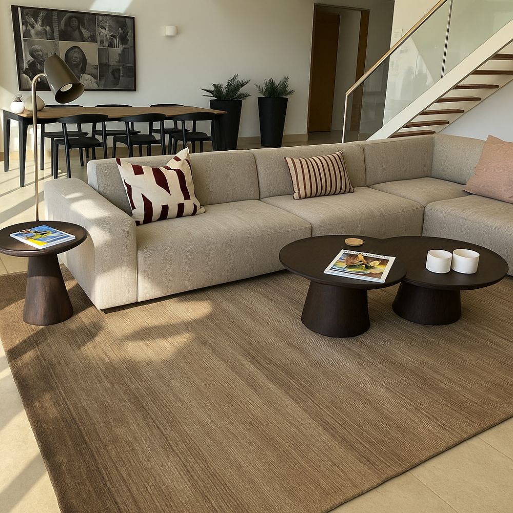 Tapis raffiné en ortie brun posé dans un salon contemporain, apportant chaleur et élégance naturelle