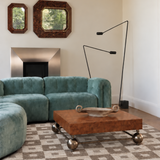 Vloerkleed beige en bruin van brandnetel – Nettle, in een woonkamer