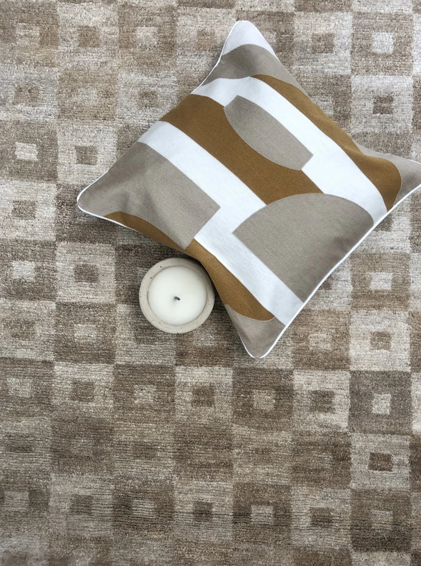 Edler Teppich aus 100 % Brennnessel mit braun-beigen geometrischen Mustern – Moderne Teppiche zu Outletpreisen – Bel-Deco