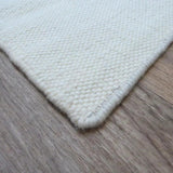 Tapis blanc en laine – Milhac : détail de la bordure