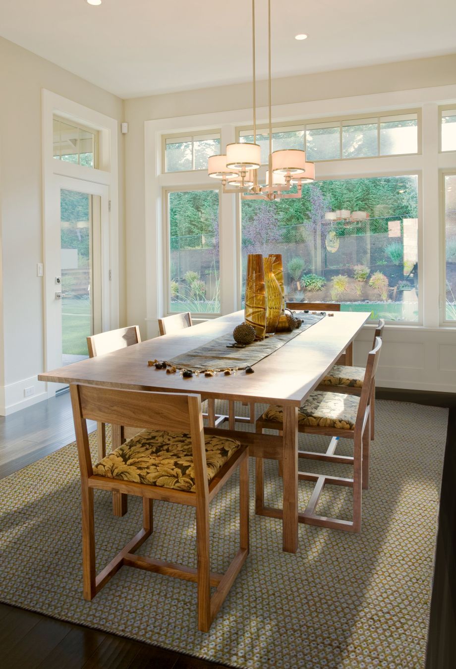 Tapis contemporain en laine, tissé plat jaune et blanc, à motifs géométriques losanges, décorant une salle à manger chaleureuse