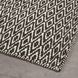 Black and White Wool Rug – Milhac – close-up of the edge