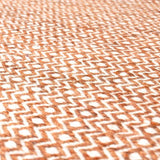 Tapis de couloir orange et blanc en laine – Milhac : détail du tissage
