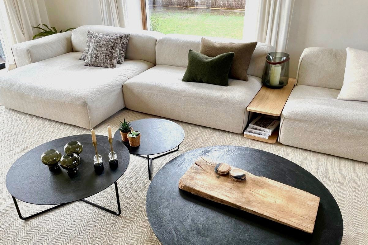 Tapis en laine de Nouvelle-Zélande tissé main, motif zigzag beige et blanc, intégré dans un salon moderne et chaleureux