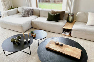 Tapis en laine de Nouvelle-Zélande tissé main, motif zigzag beige et blanc, intégré dans un salon moderne et chaleureux