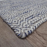 Tapis blanc et bleu en soie et laine – Tribal : détail de la bordure