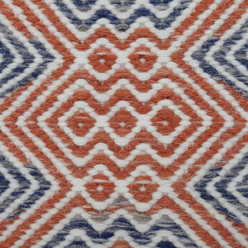 Zoom sur le tapis Tussa — détails de la fibre coton laine — motif géométrique et contraste blanc gris marine