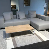 Tapis blanc et bleu en soie et laine – Tribal, dans un salon