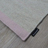 Vloerkleed wit en roze handgeweven van wol – Tucson – detail van de rand