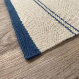 Teppich Beige und Marine aus Wolle – Tucson – Detail der Kante