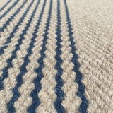 Teppich Beige und Marine aus Wolle – Tucson – Detail der Webstruktur