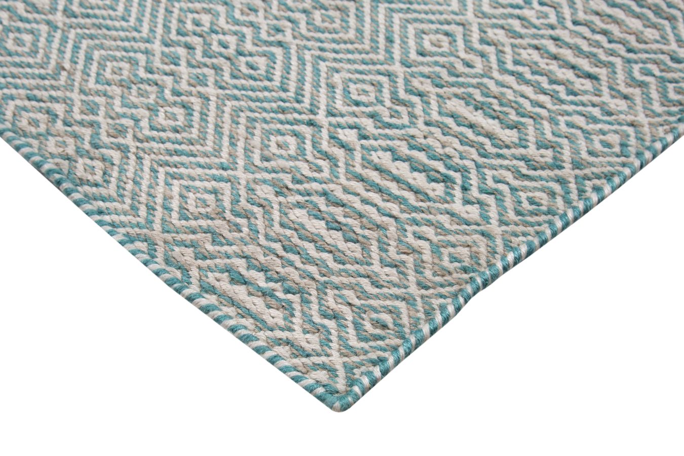 Tapis blanc et turquoise en PET recyclé vu de coin, motifs géométriques et texture résistante, adapté intérieur et extérieur