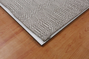 Tapis extérieur/intérieur blanc gris motifs géométriques en PET recyclé, résistant aux intempéries, vue en angle